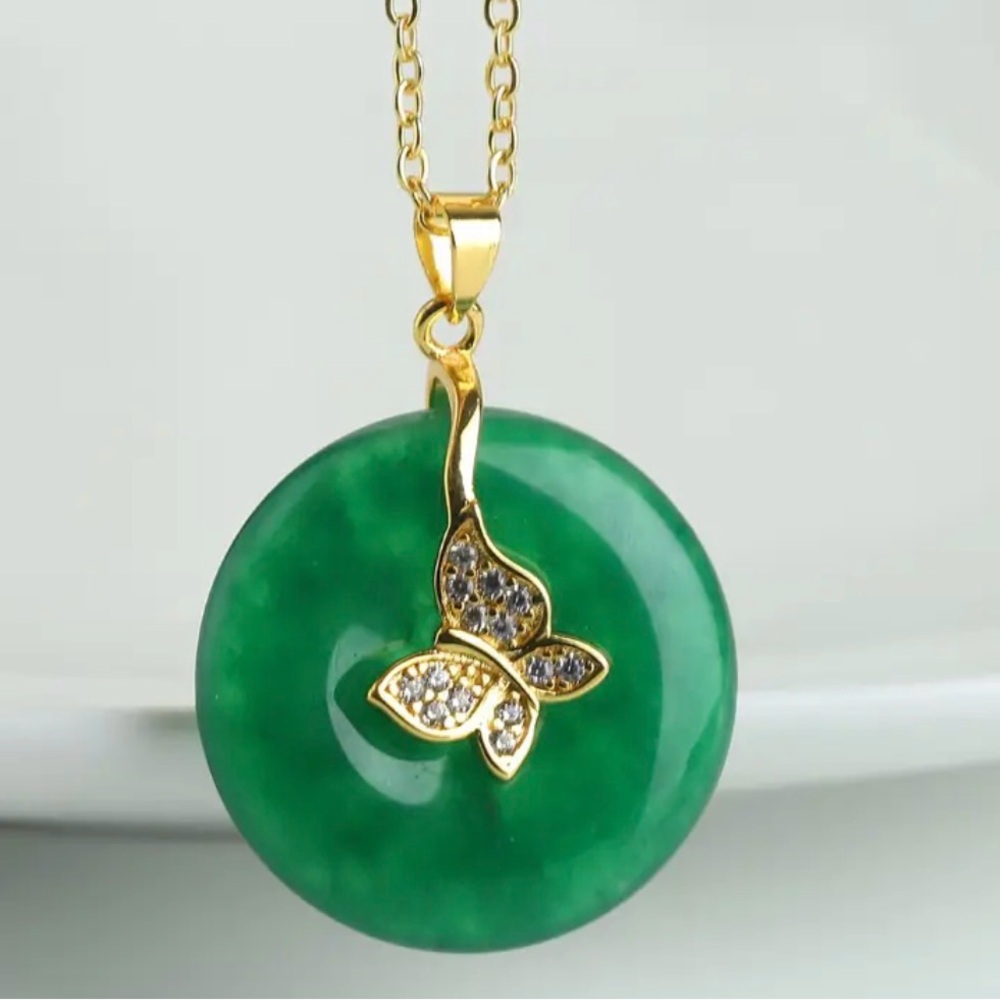 Elegant Green Pendant Necklace with Gold Accents